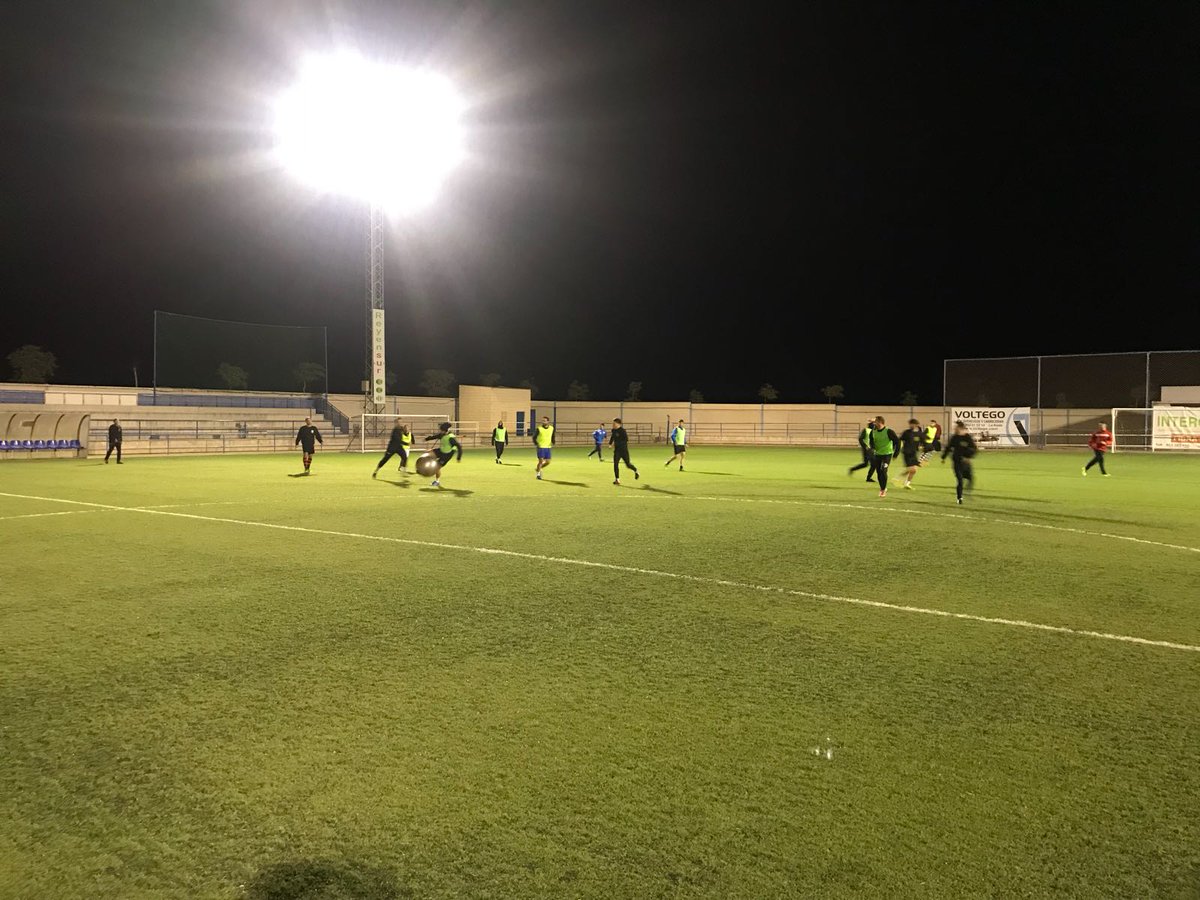 LaRoda_CF's tweet photo. El fracaso solo llega cuando te rindes, nosotros nunca lo haremos💪. Nuestro equipo ya pensando en el partido del próximo domingo🔜⚽ https://t.co/D2ZFq5V7Zx