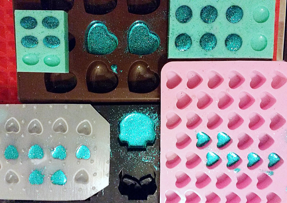 ResinantDesigns's tweet photo. Working on some *surprise* mother-daughter heart necklace pendants and earrings for my bestie &amp; her daughter 😘 💙 #resinjewellery #xmasgifts https://t.co/qXnq5EGg1d