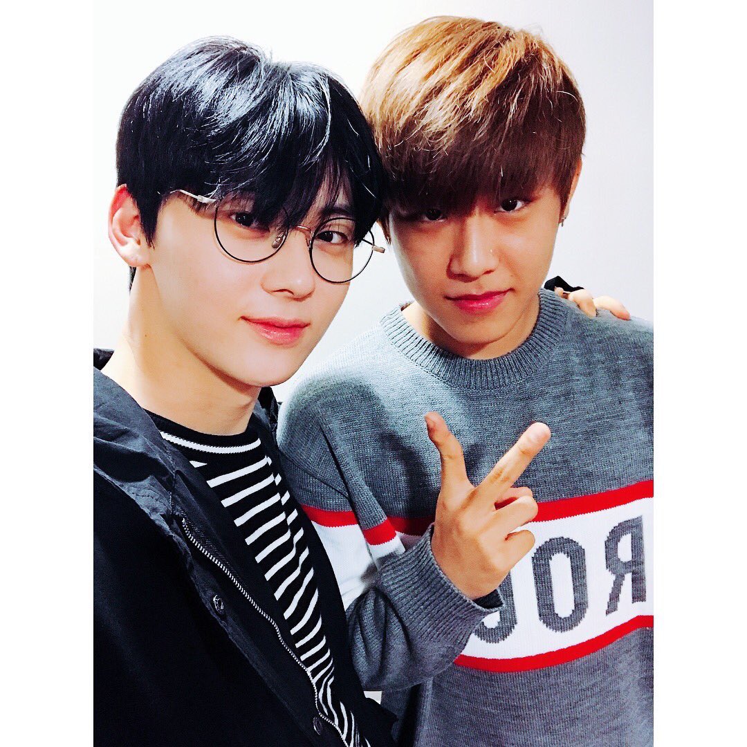 CN_archive's tweet photo. 셀카 실화냐????? #참년 https://t.co/m3UWQVGH6Z