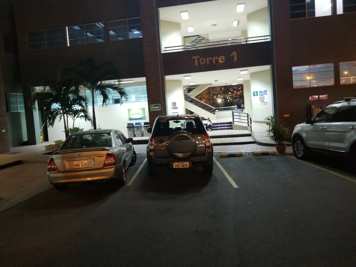 JimmyCastroo's tweet photo. Incluso cuando hay parqueo se parquean dentro de la torre 2 #Bienporbien #FumarTeConsume @secretariausm https://t.co/DBwxnM9dOr