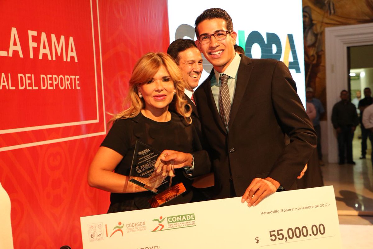 gobiernosonora's tweet photo. Entrega gobernadora @claudiapavlovic, #PED2017 al atleta @TonatiuL, quien ganó medalla de oro en el Campeonato Mundial Universitario. https://t.co/T6Ryx99Pf1