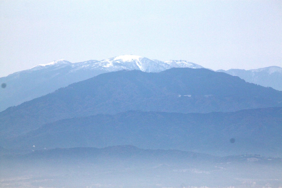 生駒山上遊園地 先ほど生駒山上から撮った写真です 比叡山が雪化粧しています 冬が駆け足で近づいて来ましたね