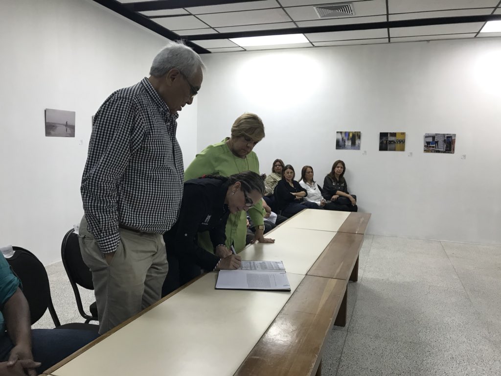 bello_mcbo's tweet photo. @EvelingTrejo Firma Contrato Colectivo para Obreros de @AlcaldiaDeMcbo #UnaGestiónParaTodos https://t.co/EyKa5leUEL