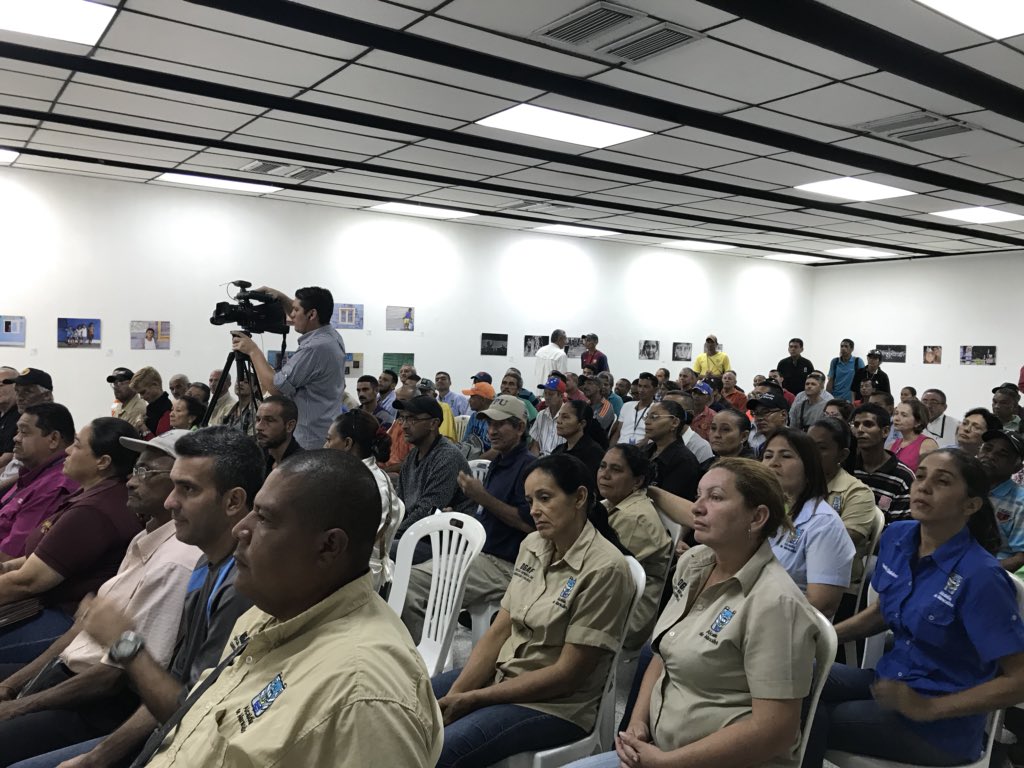 bello_mcbo's tweet photo. @EvelingTrejo Firma Contrato Colectivo para Obreros de @AlcaldiaDeMcbo #UnaGestiónParaTodos https://t.co/EyKa5leUEL