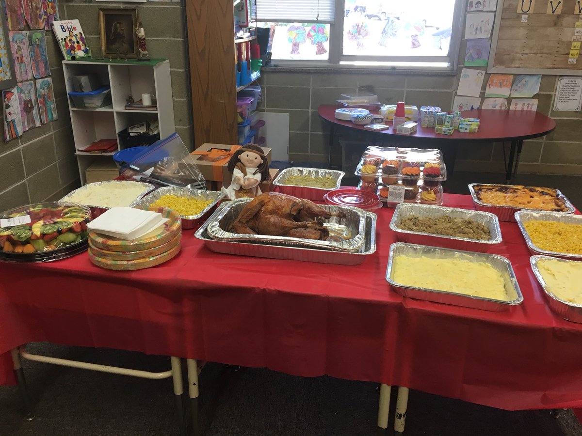 Buthania11's tweet photo. First Grade Thanksgiving feast. May God Bless my students. https://t.co/LTRl2j9LI8