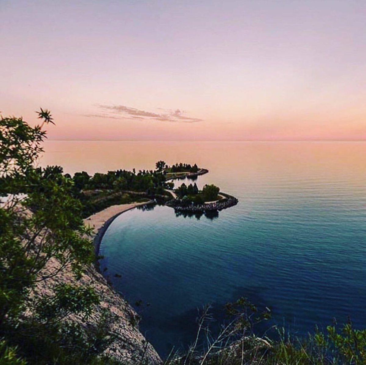 Dogfishpub's tweet photo. Remembering those #summersunsets 🌅 @scarbluffspix @BluffersMarina @BluffsMonitor @BluffsGatesOpen @blogTO @Dogfishpub https://t.co/l5KpqWOoK3