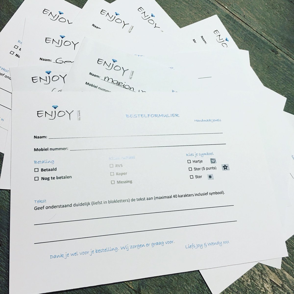 enjoymyjewels's tweet image. Heb jij ook al je bestelling geplaatst bij @enjoymyjewels voor mooie #InitialJewels &amp;amp; personal #cuffbangles? Doe het nu! Stuur ons een berichtje voor meer info 📝