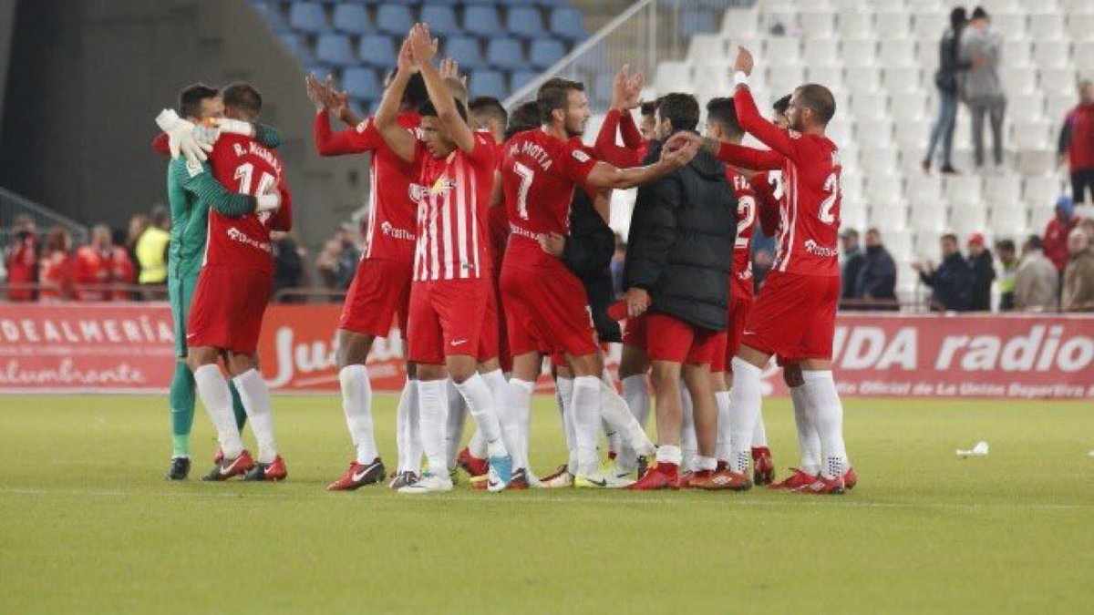 Alcaraz_Lucas's tweet photo. Tras un día inolvidable estoy CONVENCIDO de conseguir el objetivo pese a la dificultad COMPROMETIDO a ayudar a generar un proyecto futuro que ilusione a la afición SEGURO de la ayuda de todos los almerienses a  @U_D_Almeria y FELIZ muy feliz de volver a esta ciudad y a este club https://t.co/rd0jKO1lGE