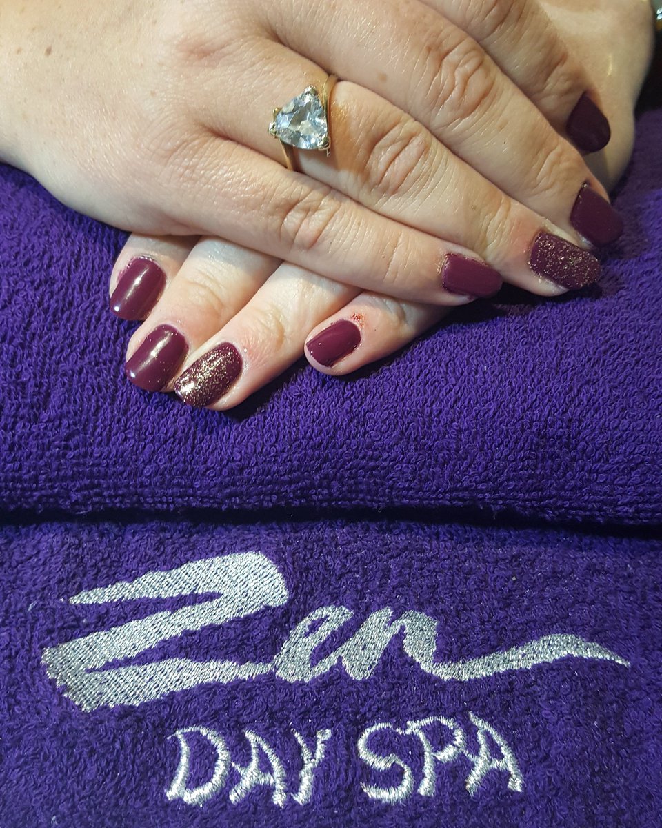 Another gorge gel polish done by Shauna👌 Book your gel polish for only £10 for a limited time only #gelpolish #nailsonpoint #festivenails #zendayspa #newry