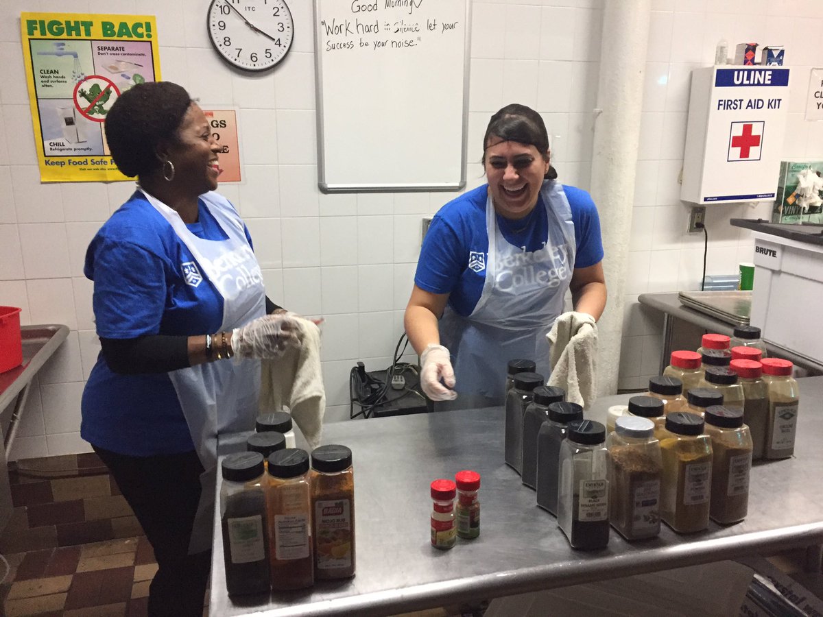 BerkeleyCollege's tweet photo. Nothing but ๐when you're giving back to the community! @FoodBank4NYC @nyjets #BerkeleyCares #BerkeleyTacklesHunger https://t.co/VcTBmiOQdI