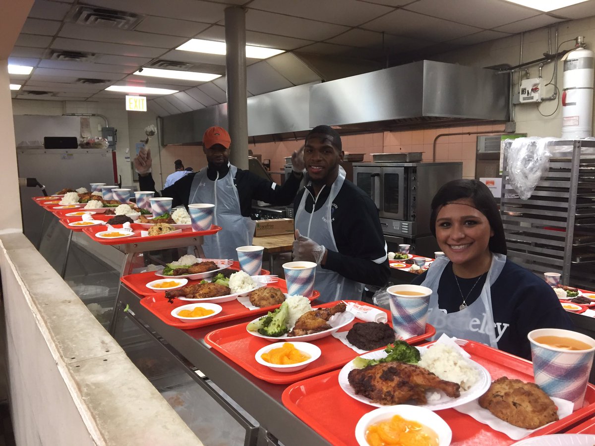 BerkeleyCollege's tweet photo. Nothing but ๐when you're giving back to the community! @FoodBank4NYC @nyjets #BerkeleyCares #BerkeleyTacklesHunger https://t.co/VcTBmiOQdI
