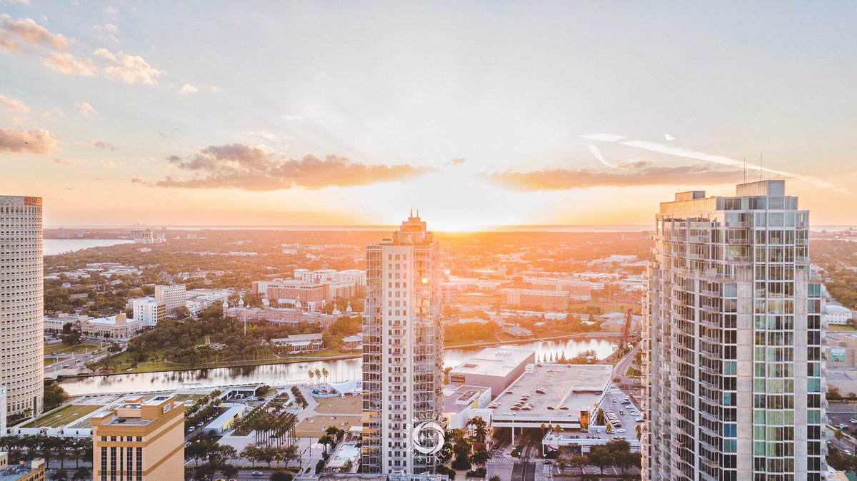 ShotByTeZio's tweet photo. Sunsets, Palm Trees &amp; Skyscrapers 🌅 🌴 🌇

#DontYouJustLoveHowTheSunsetsAt5Now #ItsPitchBlackBy6 #SunsetsAndPalmTrees #DronePhotography #LandscapePhotography #ImmaculateVisuals https://t.co/Ykau2gwTFV