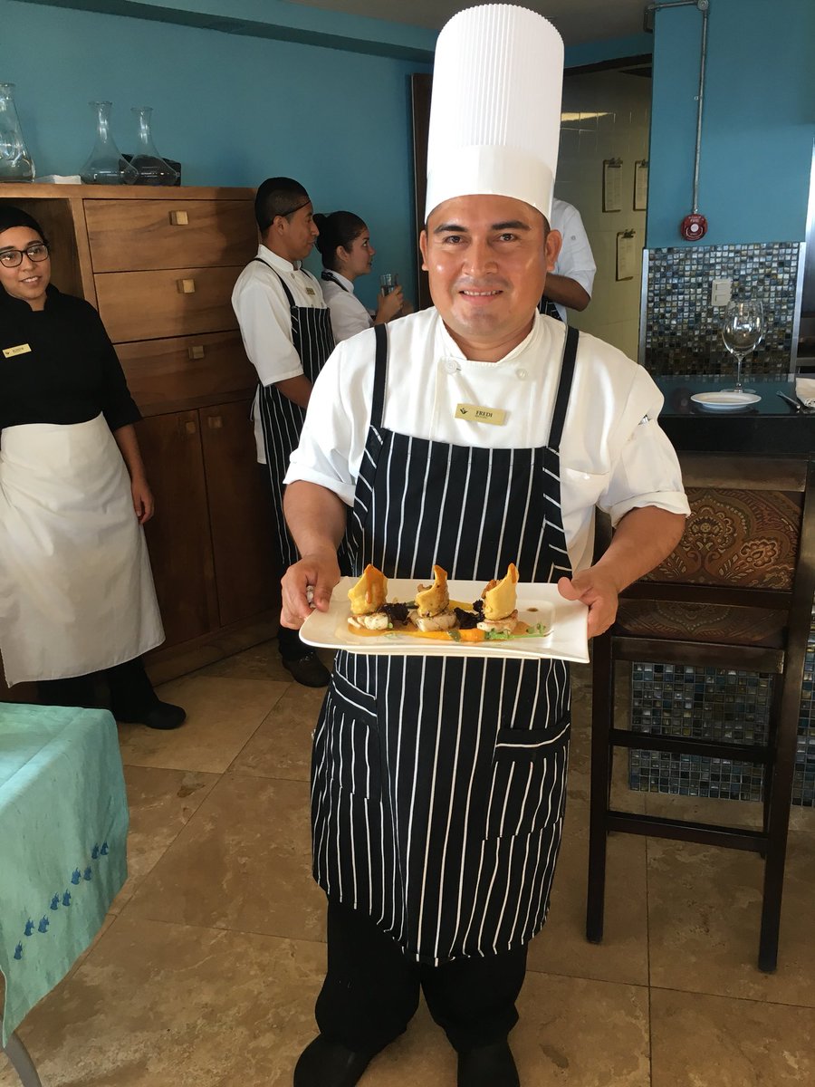 VilladelArcoCSL's tweet photo. 2nd dish finished by Chef Fredi Morales👨🏽‍🍳🍴✔️ #VillaMoments #BattleofChefs #NeptuneSeafoodRestaurant #foodie https://t.co/MRaBF8rnsD