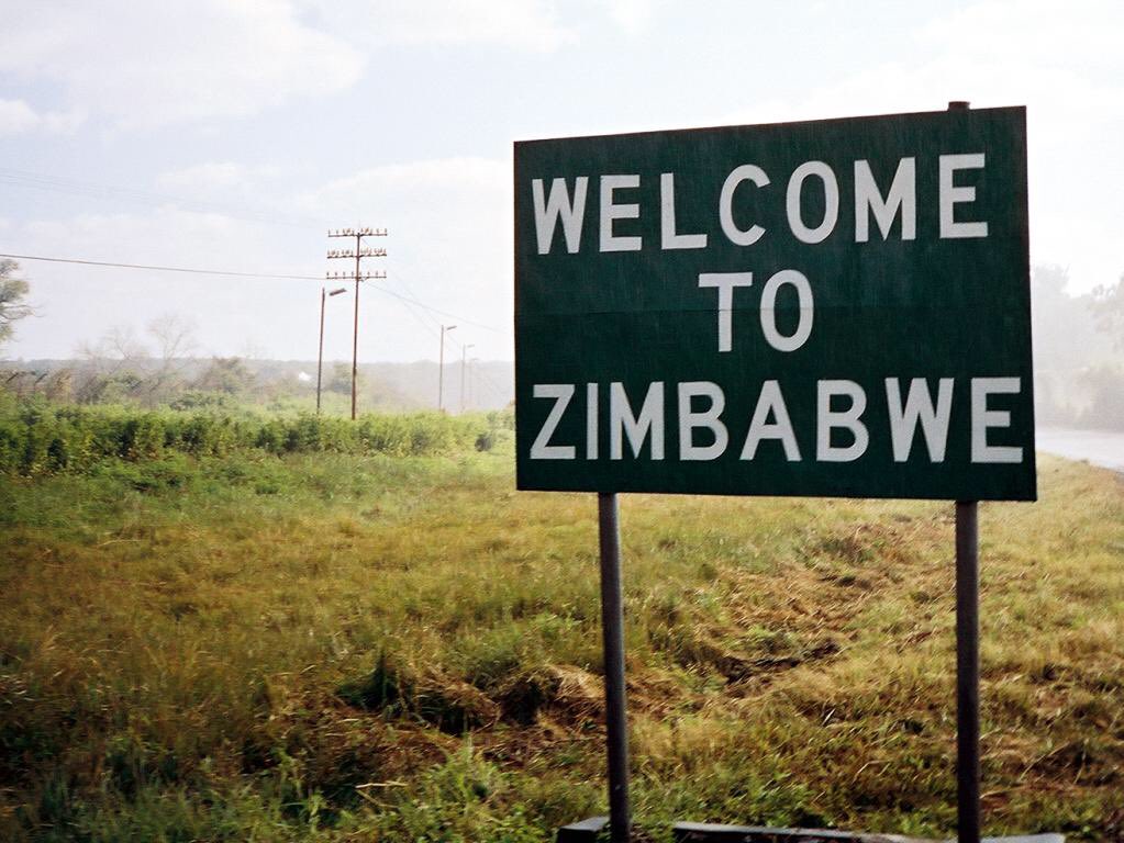 AmbVWD's tweet photo. Une page se tourne (enfin) pour le #Zimbabwe et un nouveau chapitre - un nouveau démarrage pour l’Afrique australe! @SADC_News #SADC #MugabeExit @SweMFA #svpol https://t.co/8Kpacca1DP