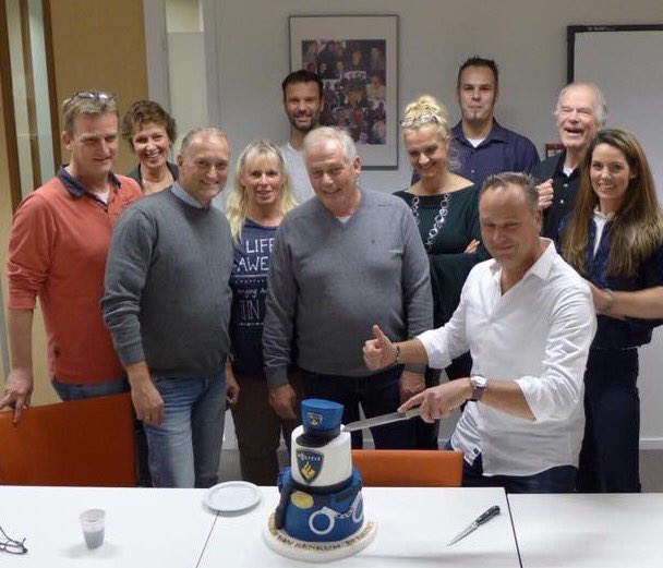 MandyKreuzen's tweet photo. Vandaag namens #D66 onze wijkagenten gehuldigd tot 'de helden van Renkum'. Helden bedankt! https://t.co/JraIjs8zDK