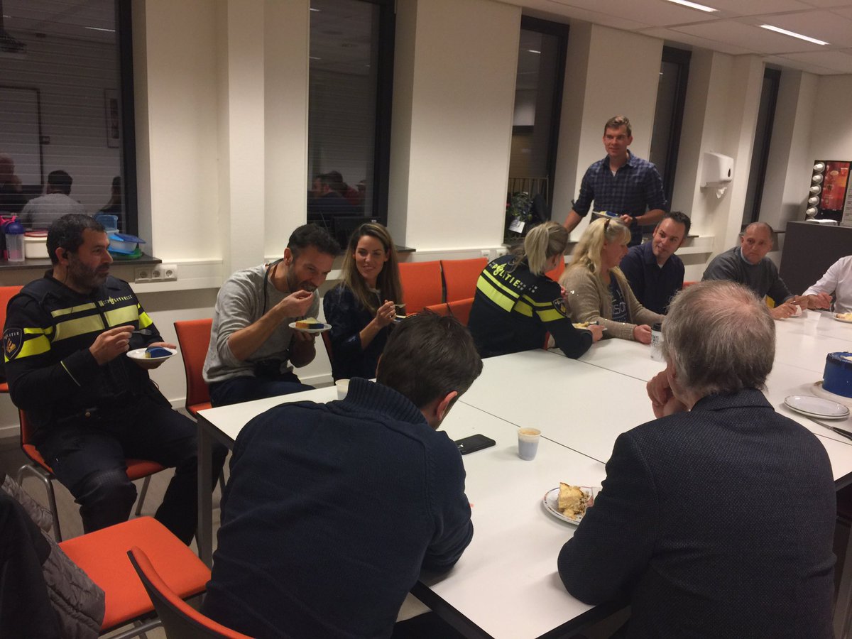 MandyKreuzen's tweet photo. Vandaag namens #D66 onze wijkagenten gehuldigd tot 'de helden van Renkum'. Helden bedankt! https://t.co/JraIjs8zDK
