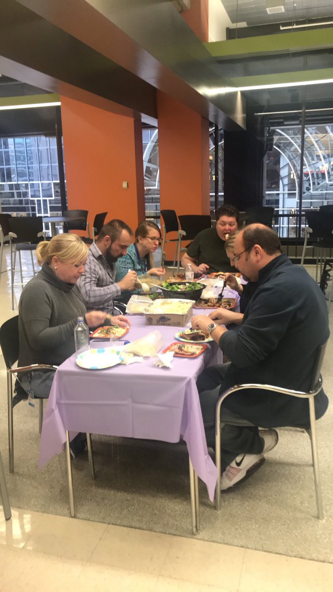 GIMoney9's tweet photo. Thanksgiving 2017 at the new office def created new memories @ATTChgo57 #TUGGLENATION #GenerationJordan #Eddytorial https://t.co/WYowc7TKDy