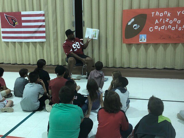ConleyCoyote's tweet photo. #CookiesandMilk with #CoreyPeters from @AZCardinals! What a fun event for @ConleyCoyote  @ChandlerUnified students! https://t.co/cLyazZUa0x