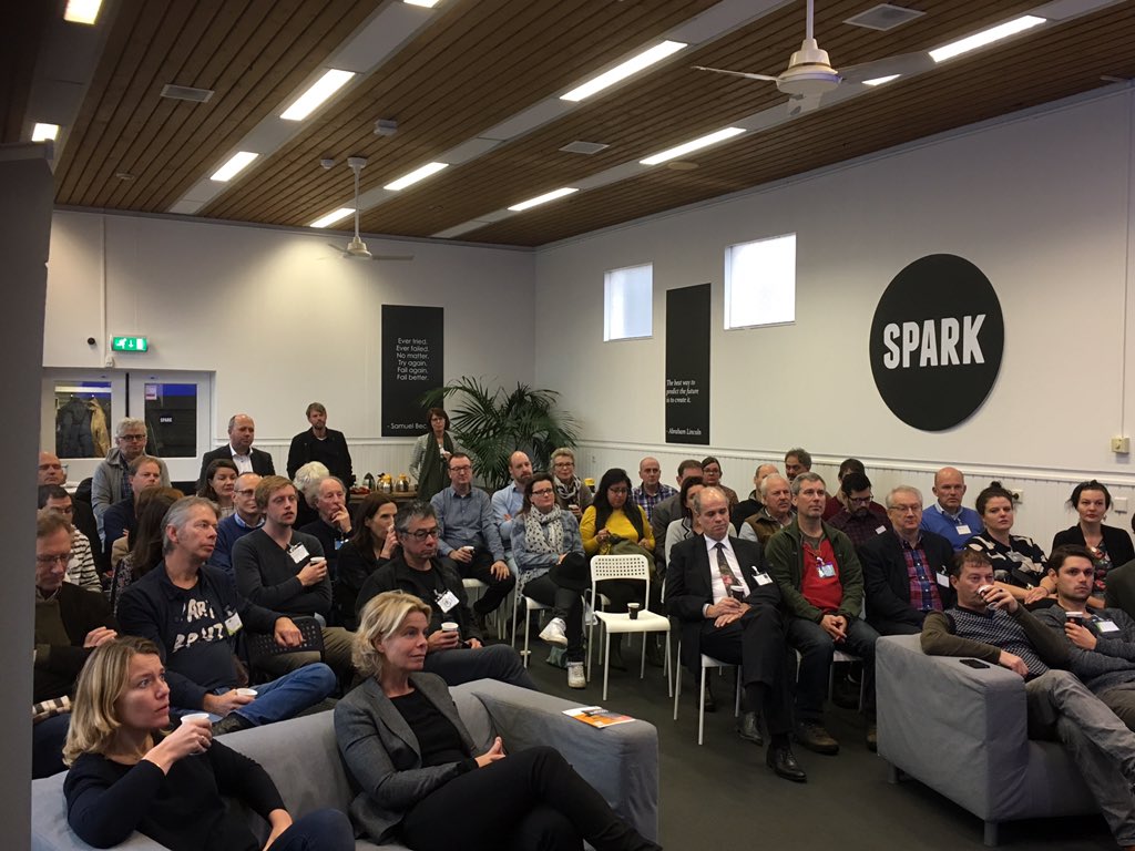 SPARK_Campus's tweet photo. Kruisbestuiving op de campus! @biomimicry maakte kennis met #sparklab en #myceliumlab https://t.co/WR5ukfX6MY