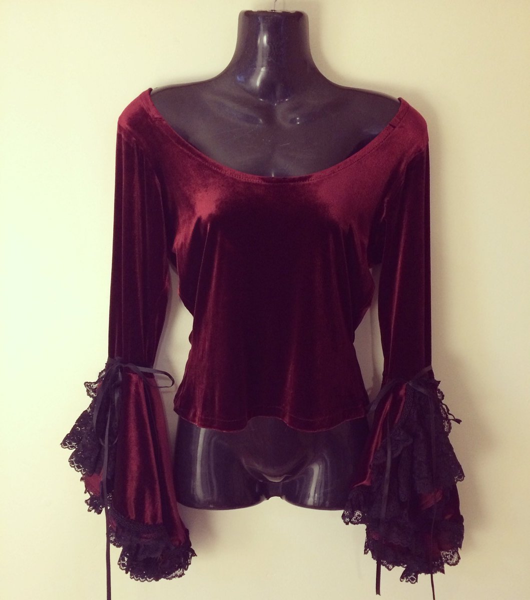 Lovely velour scoop neck with lace bell sleeves.Stunning for a Holiday outfit! Medium. #vintagestore #vintageshop #vintageinspired #medievalinspired #bellsleeves #bellsleevetop #velour #velourtop #holidayoutfit #prettytop #fashion #scoopneck #lacesleeves #kwawesome #wrawesome
