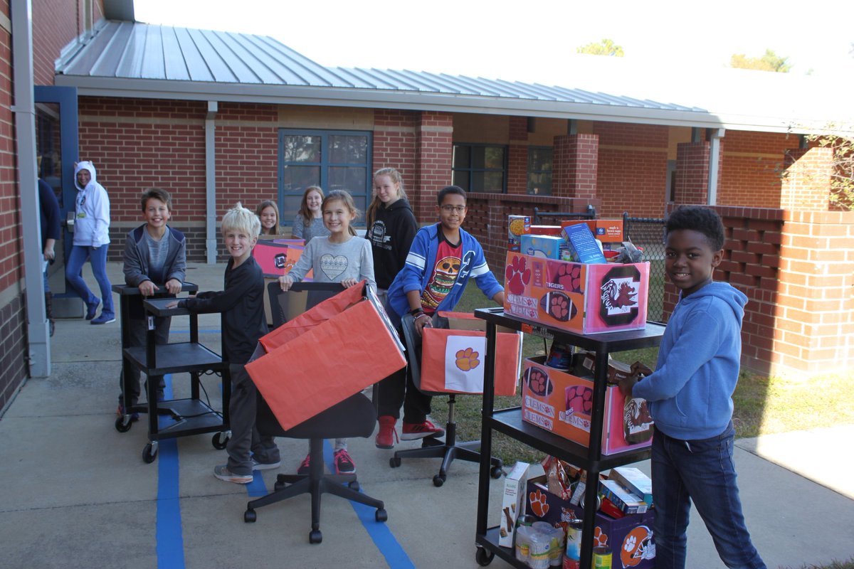 cindysymonds's tweet photo. @rteflightstatus StuCo wraps up Carolina/Clemson Canned Food Drive.  Thanks to Covert Fam for pickup/delivery to CAB. We collected 50 boxes for hungry folks. #localfoodpantry #backpackfood https://t.co/ey03mTwydA
