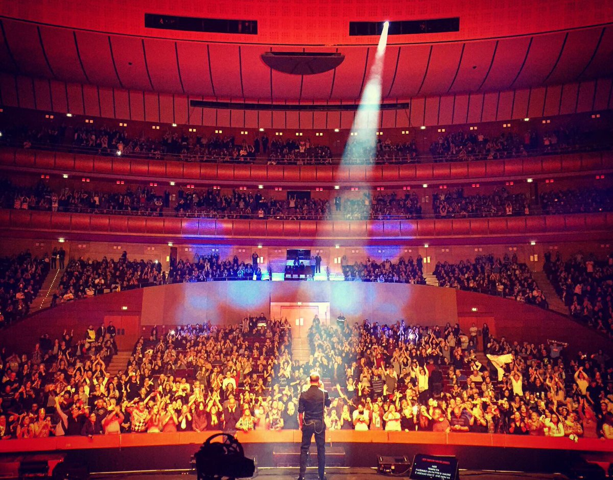 _GigiDAlessio_'s tweet photo. Milano, emozione senza fine! Grazie! 
#GigiDAlessioLiveTour https://t.co/lilplBq3Md