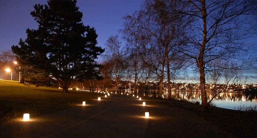 GreenlakeBoats's tweet photo. Mark your calendar! #GreenLake Pathway of Lights is Saturday December 9th, 4:30-7:30PM #holidayseason #Seattle https://t.co/Vw0iY6w1ty