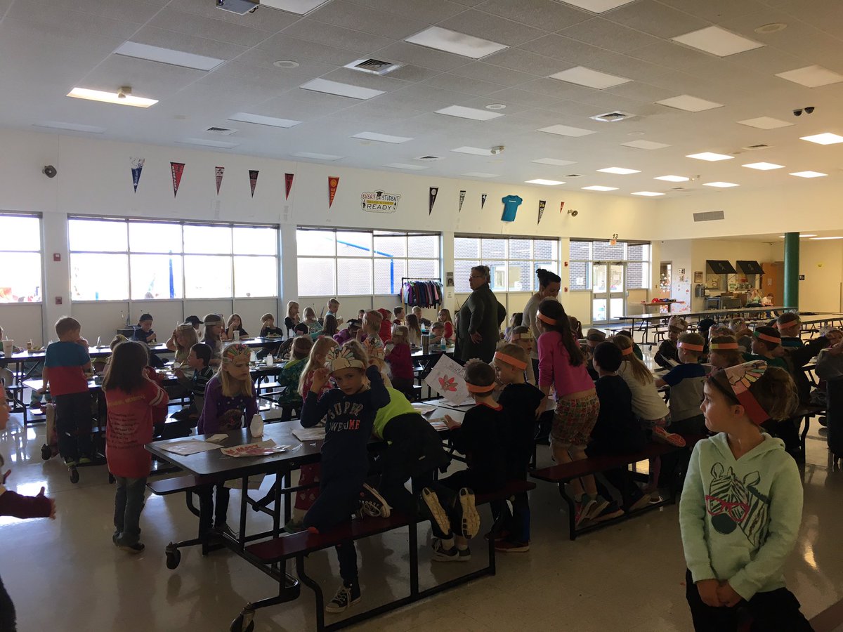emmons1987's tweet photo. First Grade feast!#KnightR7 https://t.co/ArHccbREU3