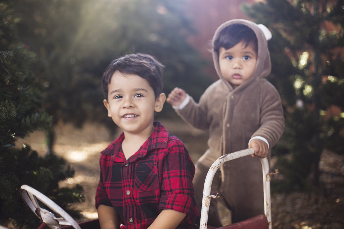 Beardugo2's tweet photo. Big brother! ❤️ #ChristmasIsComing #bigbrother #thebeardugos #Santaclausiscoming https://t.co/ccn2M0VdLi