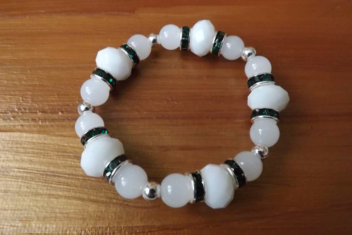 Rosebayshop's tweet photo. Winter white Christmas bracelet in stretch elastic https://t.co/cLd3nktLym #christmasbracelet #christmasjewellery #whitebracelet #winterbracelet #xmasbracelet #xmasjewellery #czechglassbracelet #festivejewellery #festivebracelet https://t.co/LJ4lLB5w77