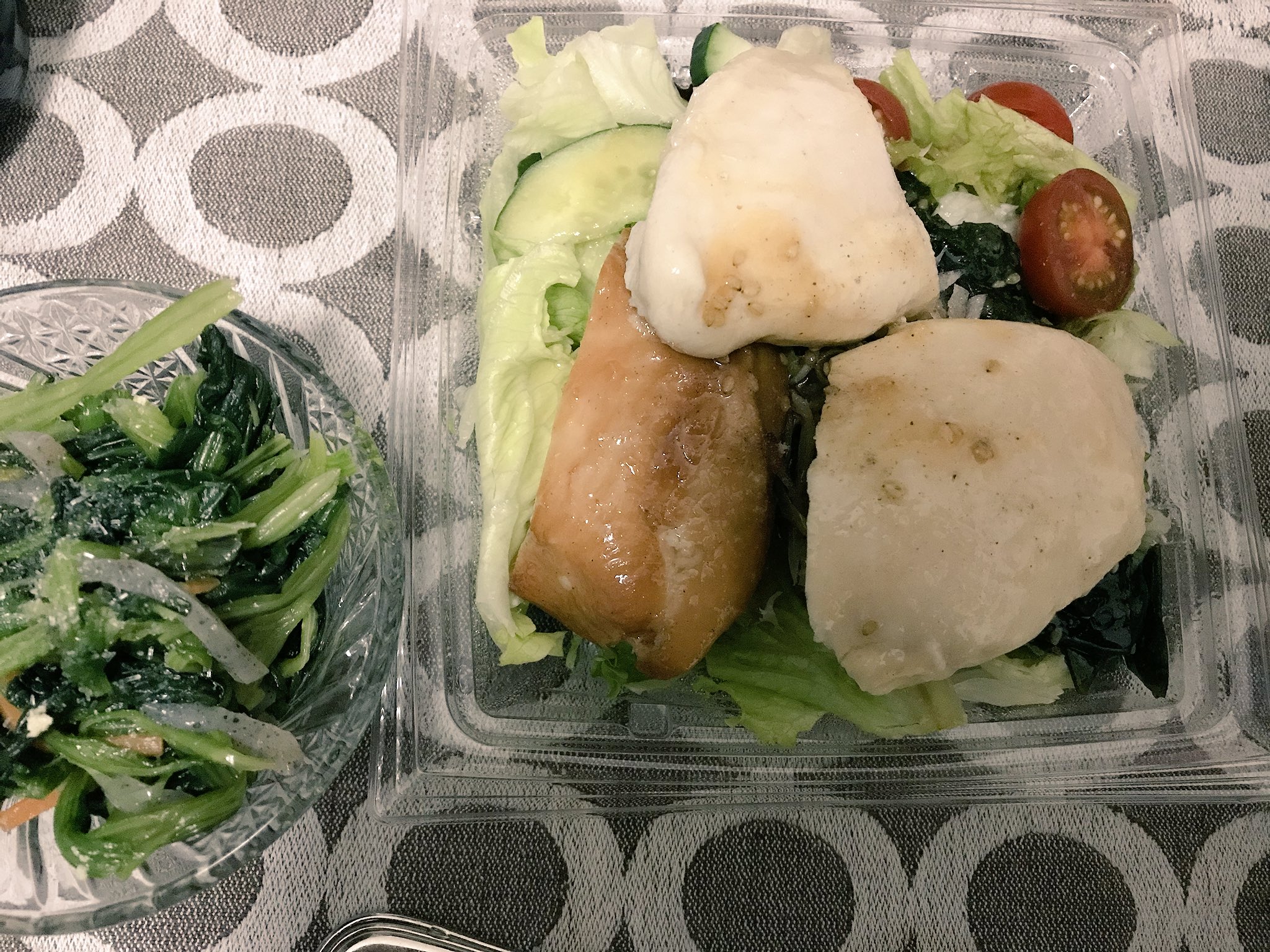 食べても太らない食事 Se 2 最近youtubeではじめしゃちょーが短期間ダイエットで成功したのを見て 実践した糖質制限のメニューが気になり確かめました コンビニの美味しいサラダの代わりにお浸しにしたのはご愛嬌で 金曜夜から3 4食を実践 りんごも