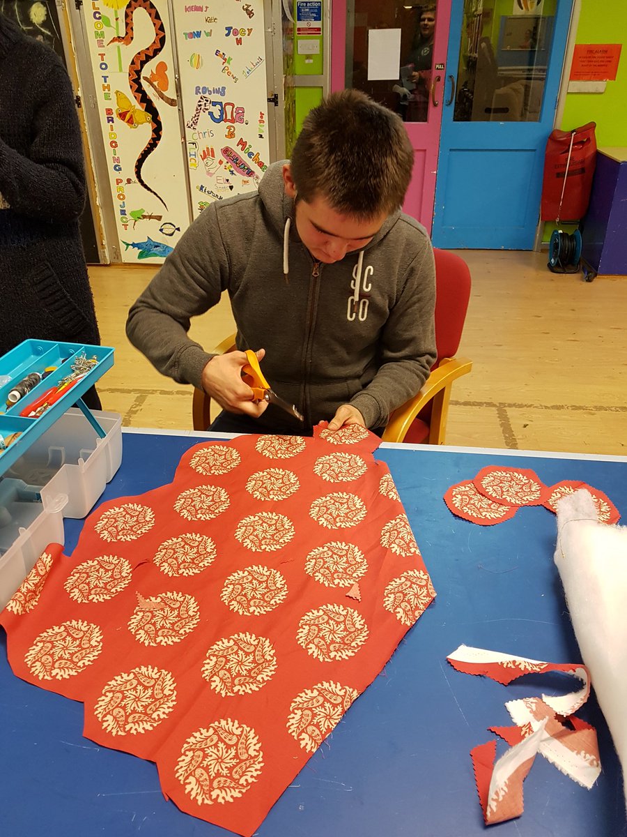 Seeds_4_Success's tweet photo. Amazing evening sewing and making pan stands and pan gloves. Thank you so much @thisisreenee we had a great time. #sewing #s4s #seeds #seeds4success #youthwork #mere #wiltshire #bridgingproject #panstands #pangloves #sewingmachine #material https://t.co/NYTzgYplqu