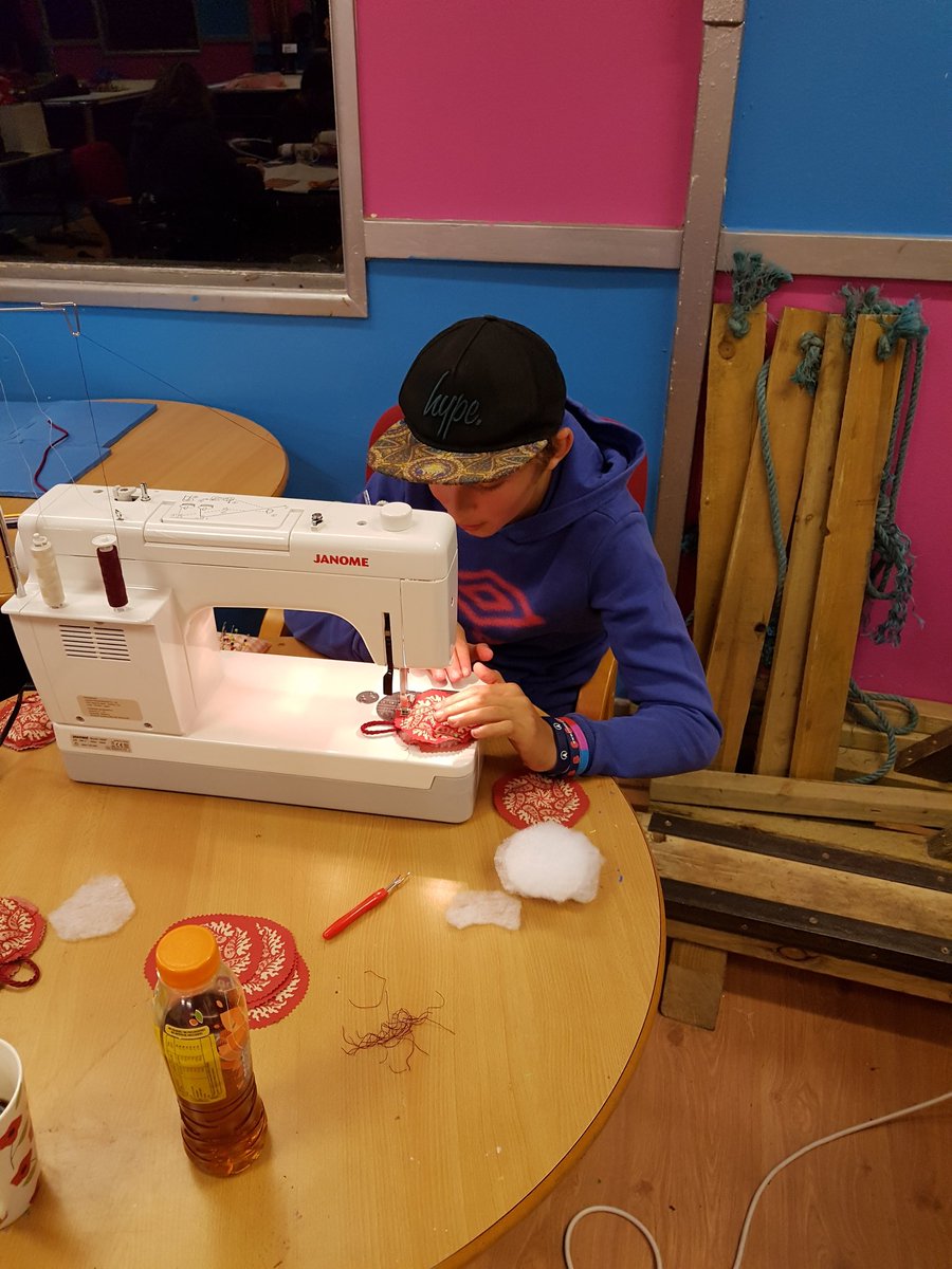 Seeds_4_Success's tweet photo. Amazing evening sewing and making pan stands and pan gloves. Thank you so much @thisisreenee we had a great time. #sewing #s4s #seeds #seeds4success #youthwork #mere #wiltshire #bridgingproject #panstands #pangloves #sewingmachine #material https://t.co/NYTzgYplqu