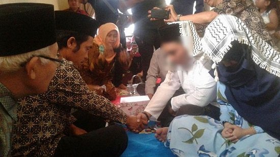 listychan99's tweet photo. Pasangan Yang Dituduh Mesum Ditangerang Akhirnya Menikah https://t.co/qSaoICCC6f https://t.co/JNN59rGNfL