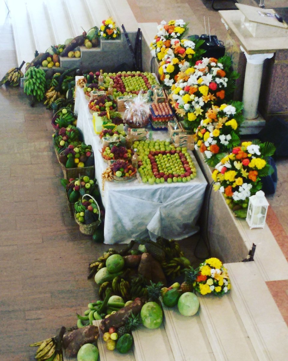 bluemangoevent's tweet photo. Thanksgiving table arrangement with BlueMango Events!
#fruits #cakes
#Colourmodel
#photography #flowers #events #WeddingPlanner #bluemangoeventsng https://t.co/pAb1luzIwD