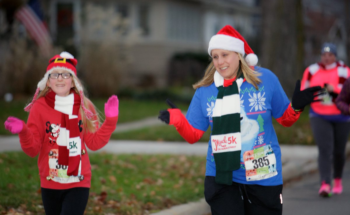 RunToledo's tweet photo. Today is the last day to receive a guaranteed scarf at packet pick up. Register before midnight and you'll be warm on Main St. December 3rd. — #MiracleOnMainSt5k https://t.co/hauVAmc2G9 #RunToledo @DavesRunningTol @Sylvaniatweets https://t.co/3ikT8HTbSR