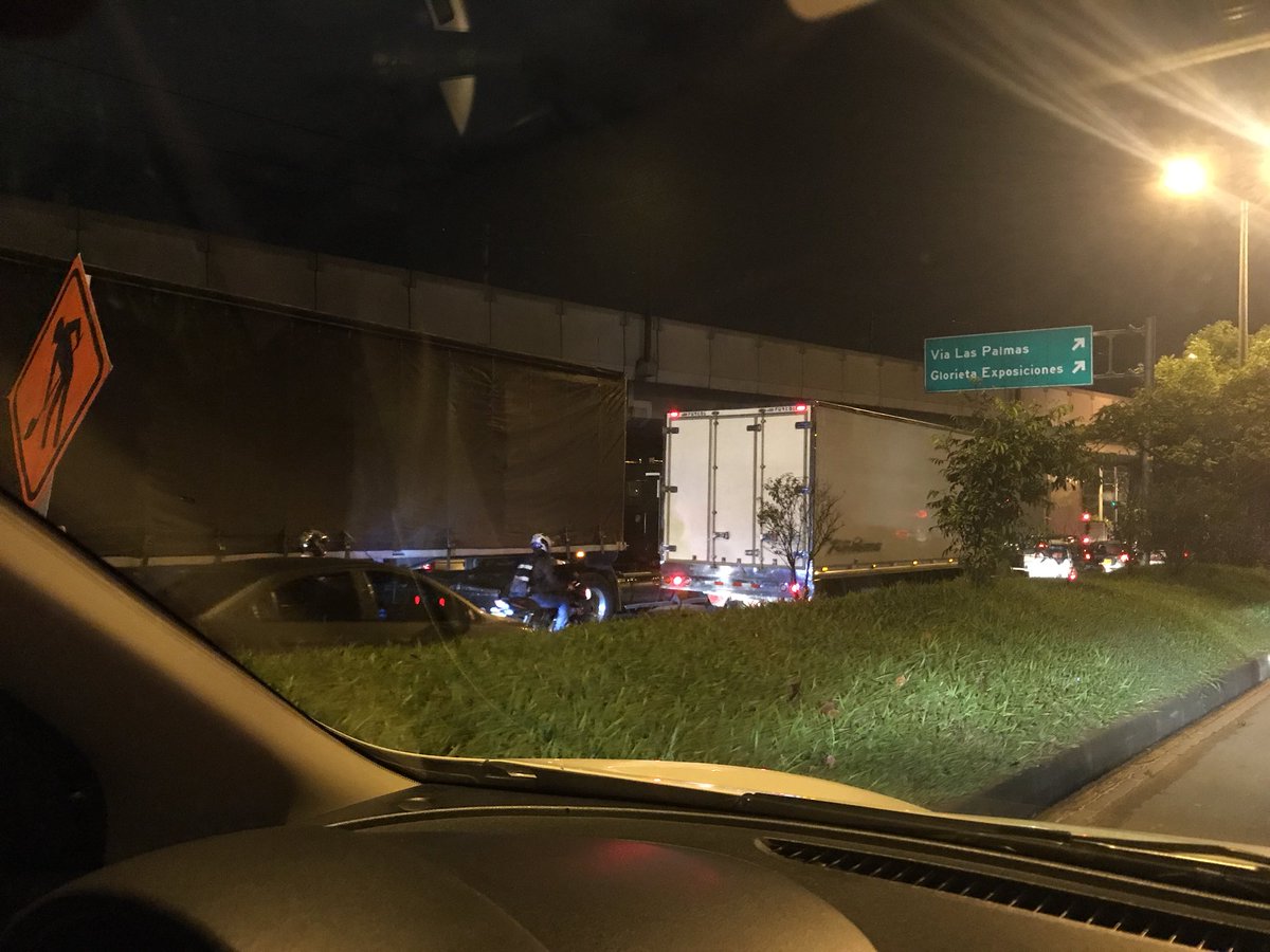juanesdoc's tweet photo. Es lógico que a la hora pico, con carriles cerrados por la avenida regional en sentido norte, esté lleno de camiones con containers, volquetas y toda clase de vehículos de carga? No hay restricciones? Con razón @sttmed https://t.co/QJZUfn8i9y