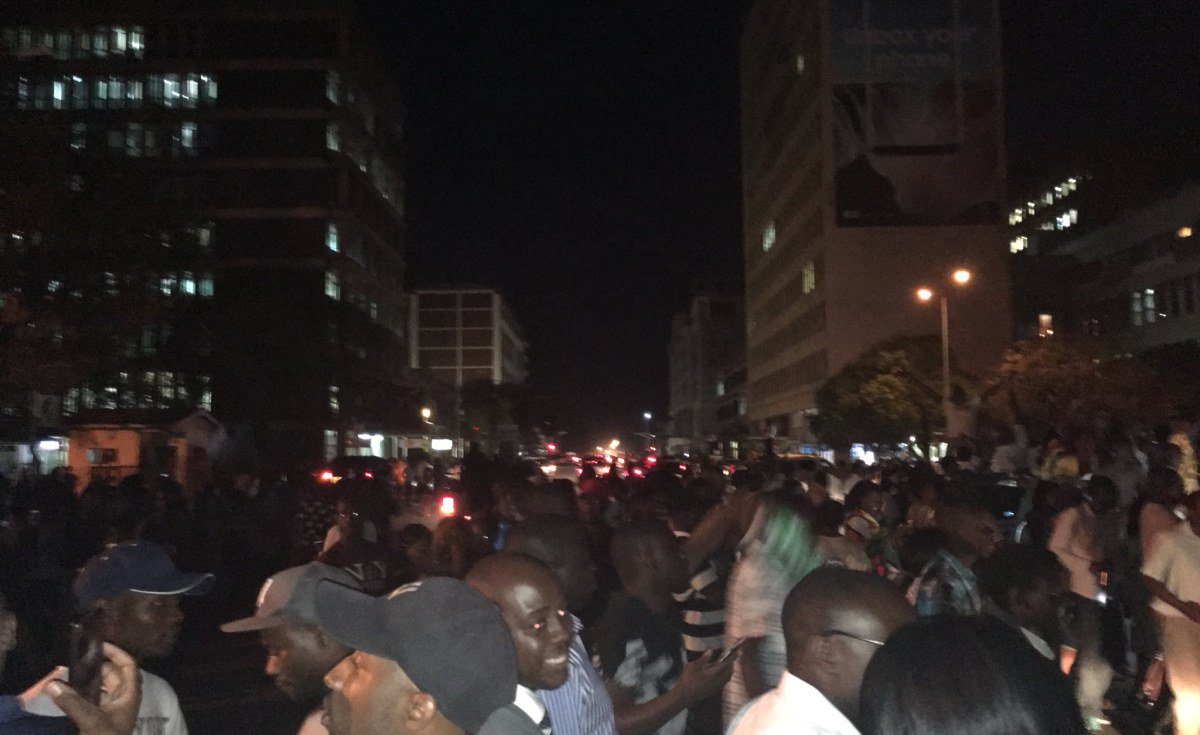 Celebrations on Harare's Streets After Mugabe Resigns allafrica.com/view/group/mai… #Zimbabwe