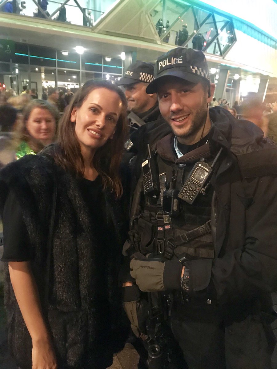 Katewardleeds's tweet photo. I do have a lot of respect for our @WestYorksPolice force! Visible, approachable, attentive, friendly & hard working. Had a great night at @OfficialSteps tonight at @fdarena #WYP #WorldHelloDay #Leeds ๐ข#HelloOfficer https://t.co/91kXGXY2Ov