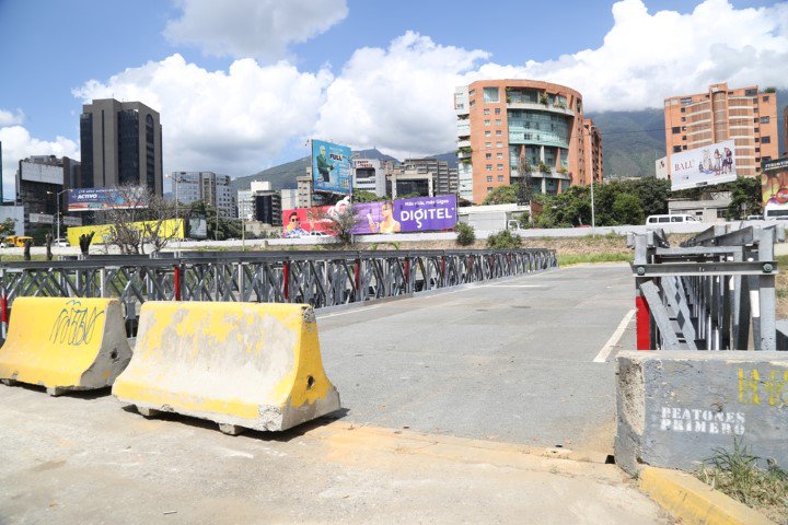 jjgarcia1960's tweet photo. .@MPPTve reactivó puentes metálicos tipo Acrow Veracruz, Mercedes I y II,  más el de Bello Monte que comunican con la autopista Francisco Fajardo. Estos puentes, cruzan el río Guaire en diferentes sectores de la autopista. https://t.co/MBakvVSwjw