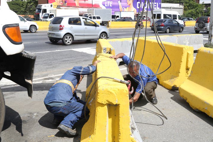 jjgarcia1960's tweet photo. .@MPPTve reactivó puentes metálicos tipo Acrow Veracruz, Mercedes I y II,  más el de Bello Monte que comunican con la autopista Francisco Fajardo. Estos puentes, cruzan el río Guaire en diferentes sectores de la autopista. https://t.co/MBakvVSwjw