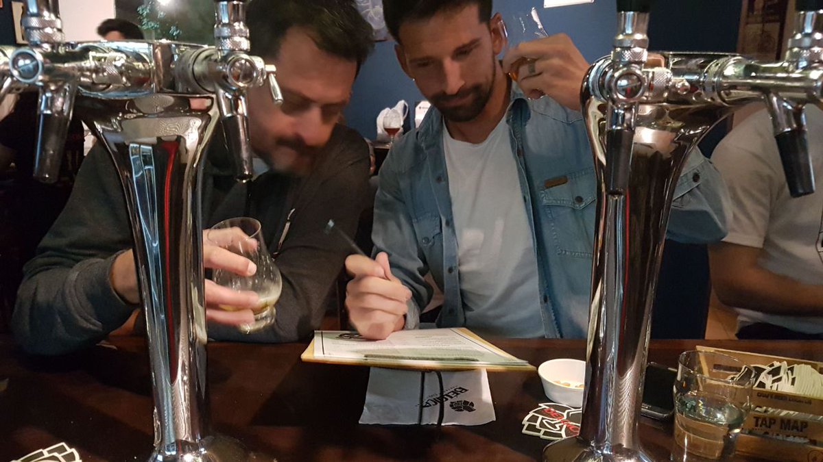 Héroes de <a href="/JuguetesCerveza/">Juguetes Perdidos</a> y <a href="/oghamcerveza/">CervezaOgham</a> diseñando la receta que se va a cocinar mañana en #BirrasDeLaCalle!