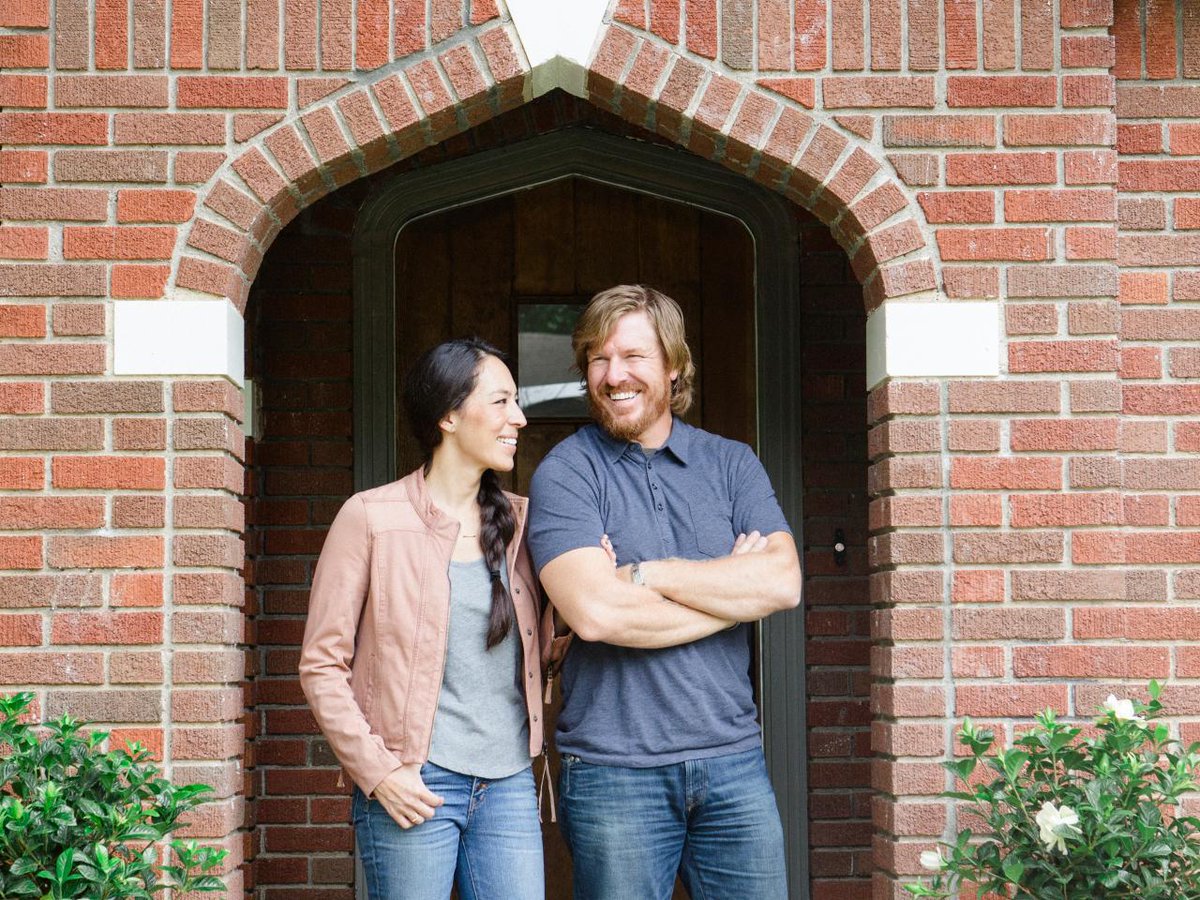hgtv's tweet photo. Coast to coast, folks ❤️ #FixerUpper!

In which city or town will you be celebrating tonight's season premiere? https://t.co/EaaDqsjf2d