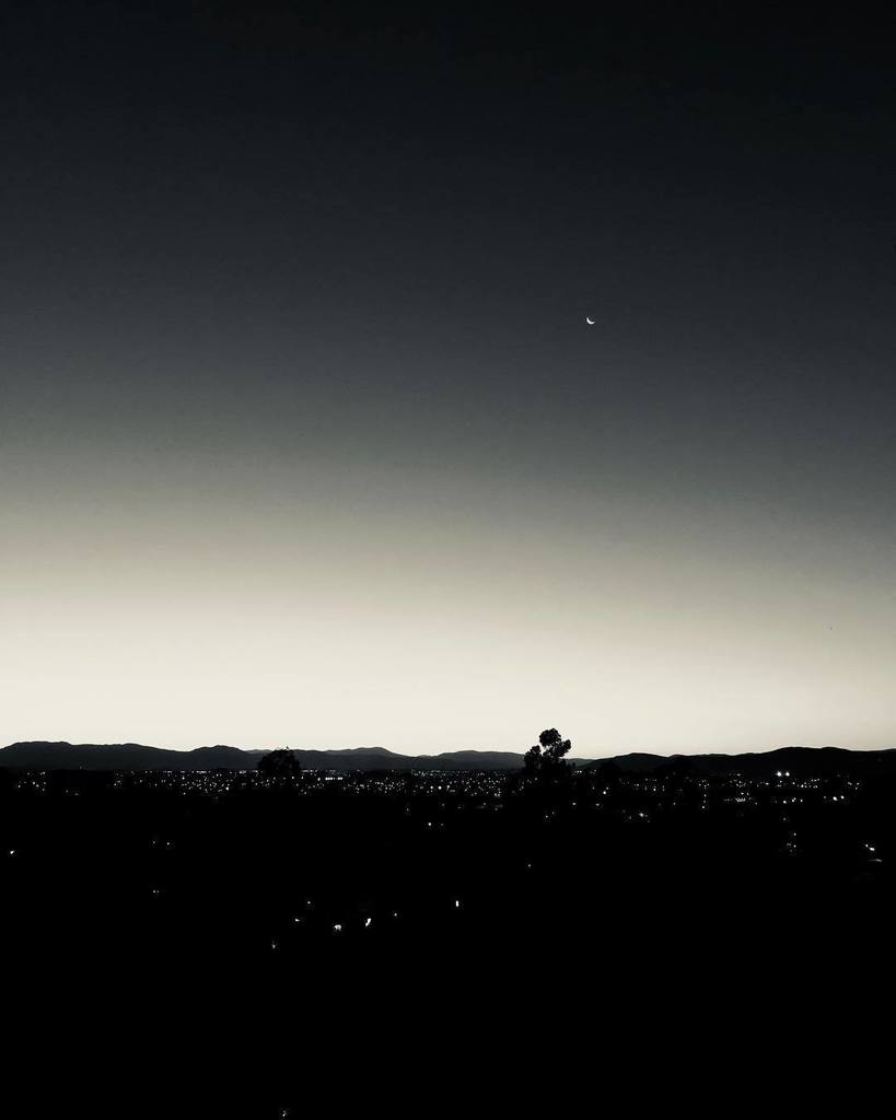 thomasragone's tweet photo. You should have seen the colors... #sunset #chile #vsco #blackandwhite https://t.co/XkbTTbpuoa https://t.co/n0LHKIvEni
