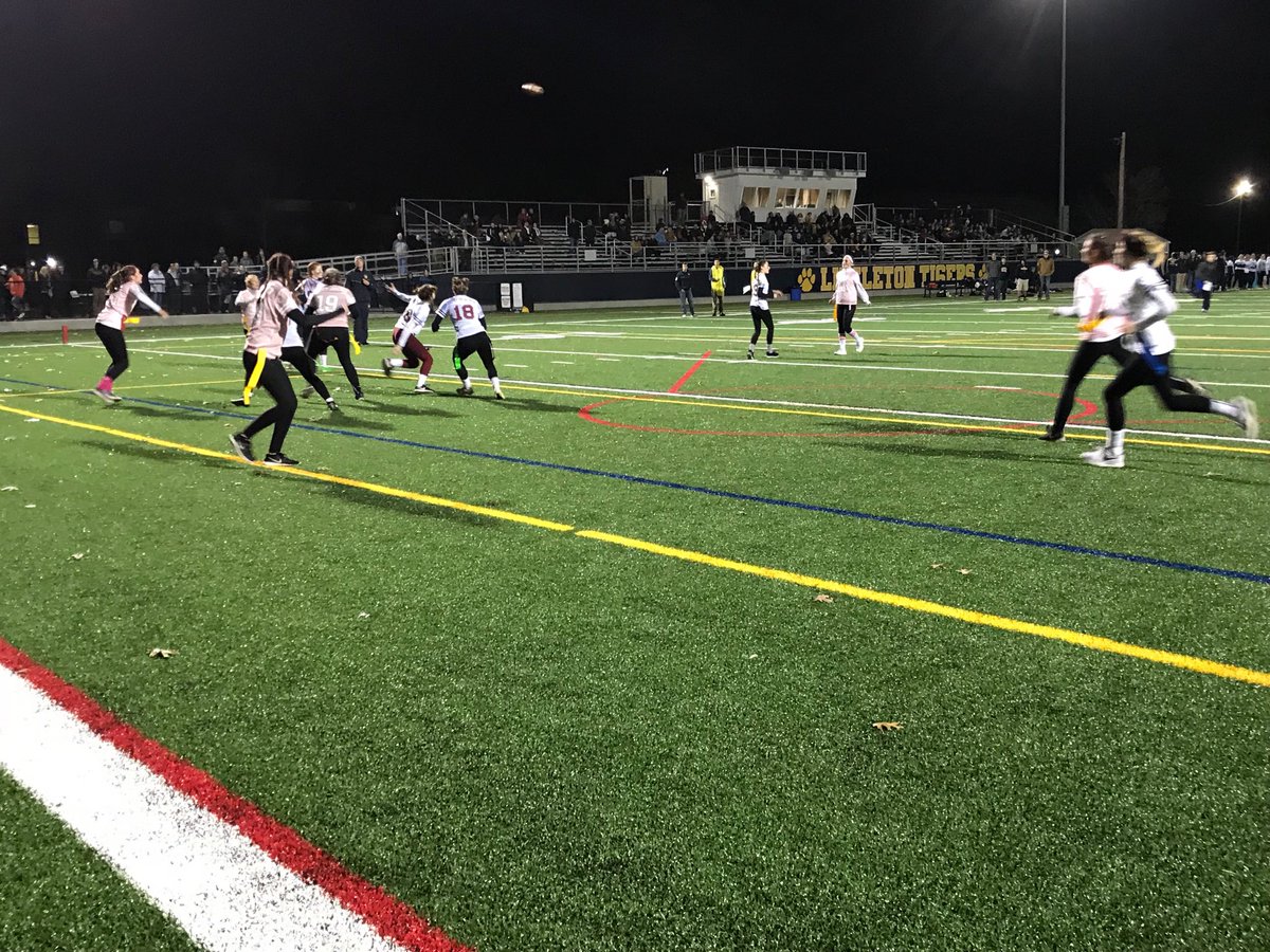 DrTTurner's tweet photo. Juniors for a touchdown! #Powderpuff2017 https://t.co/qKnludHi50