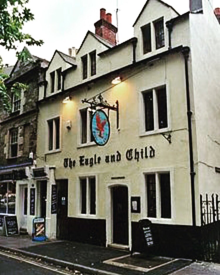 CSLEWIS_fanpage's tweet photo. The pub that the Inklings would gather to exchange ideas and encouragement to one another. C.S. Lewis spent a great time here with his fellow writing pals. #cslewis #cslewisfan https://t.co/JwHTMU9iia