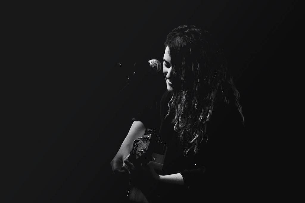 SangregorioEXPO's tweet photo. Presentación de "Temporal", de @gemahernandez_  en @salagalileo #singer #guitar #player #acustic #bw #blackandwhite #sangregorioInstagram: A_Sangregorio https://t.co/9sihB2QFoc