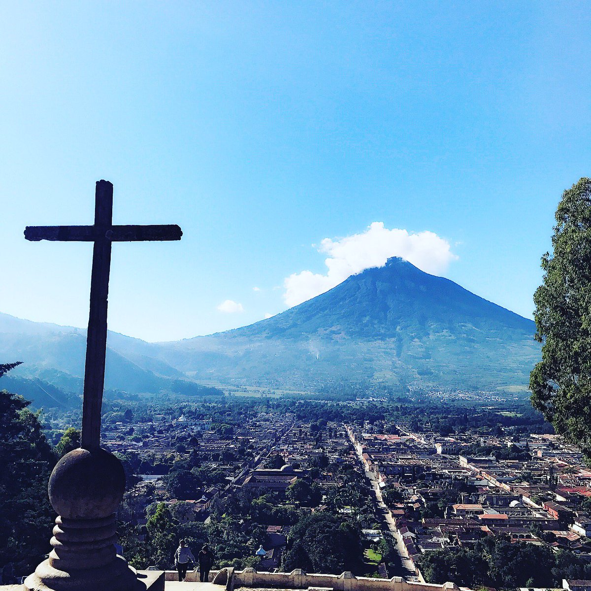 thecsgoman's tweet photo. #cerrodelacruz #guatemala #antigua https://t.co/NyFBMIXtKg