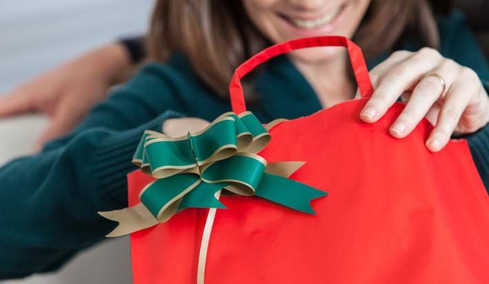 atmosphere01's tweet photo. If you're looking for some budget-friendly gift ideas this season, these 13 branded products will inspire: https://t.co/UwODDjAdEG https://t.co/i9Ktcb2KjG
