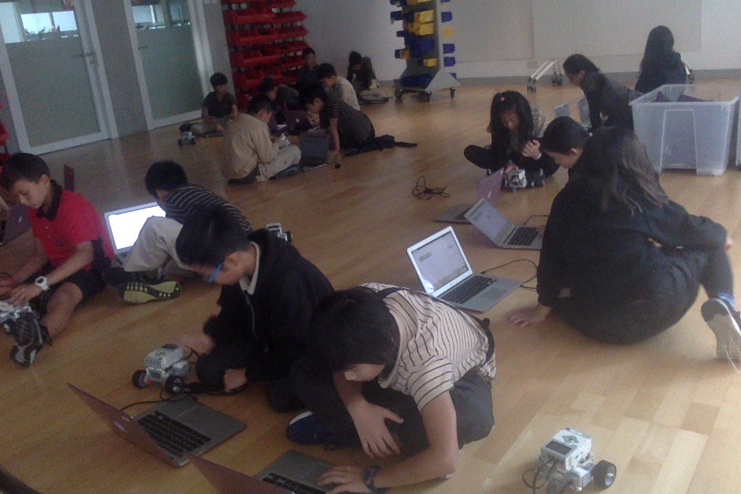 5throcks's tweet photo. Concentrating on coding with EV3s. #pyprchk https://t.co/XdxDPuRffG
